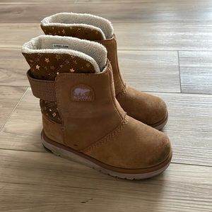 Girls Sorel waterproof suede shirking lined boots. US size 13